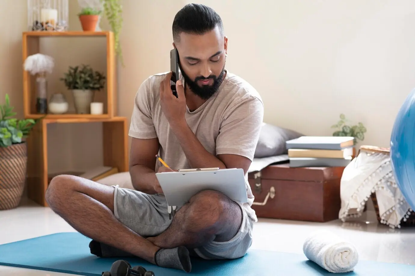 Мужчина, снятый в полный рост, разговаривает по телефону.